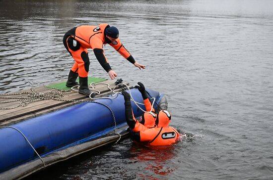 Подготовка спасателей к обеспечению безопасности на водоемах Москвы в зимний период 