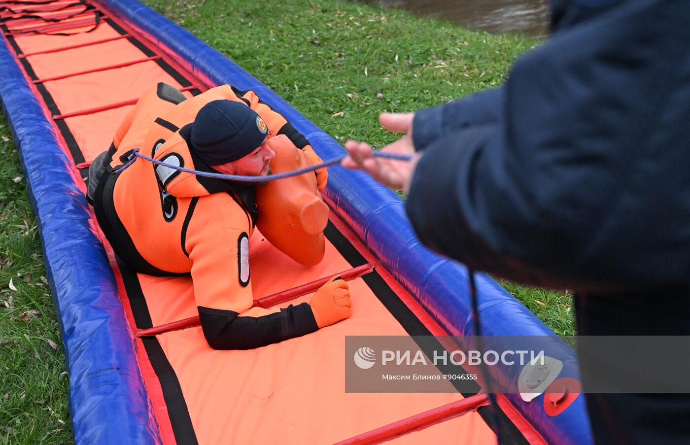 Подготовка спасателей к обеспечению безопасности на водоемах Москвы в зимний период