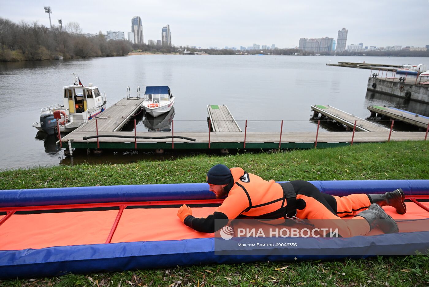 Подготовка спасателей к обеспечению безопасности на водоемах Москвы в зимний период