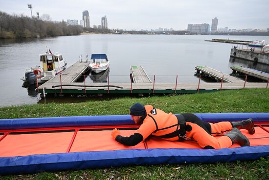 Подготовка спасателей к обеспечению безопасности на водоемах Москвы в зимний период 