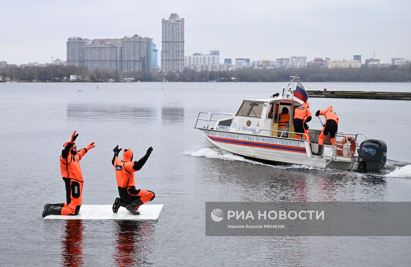 Подготовка спасателей к обеспечению безопасности на водоемах Москвы в зимний период