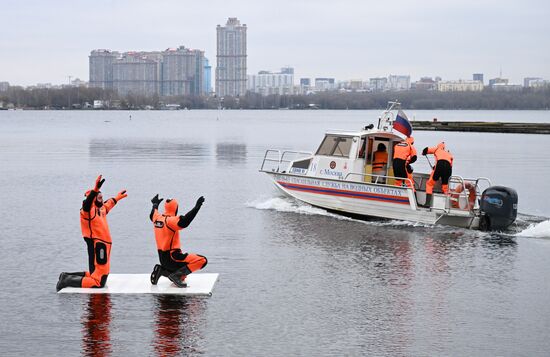 Подготовка спасателей к обеспечению безопасности на водоемах Москвы в зимний период 
