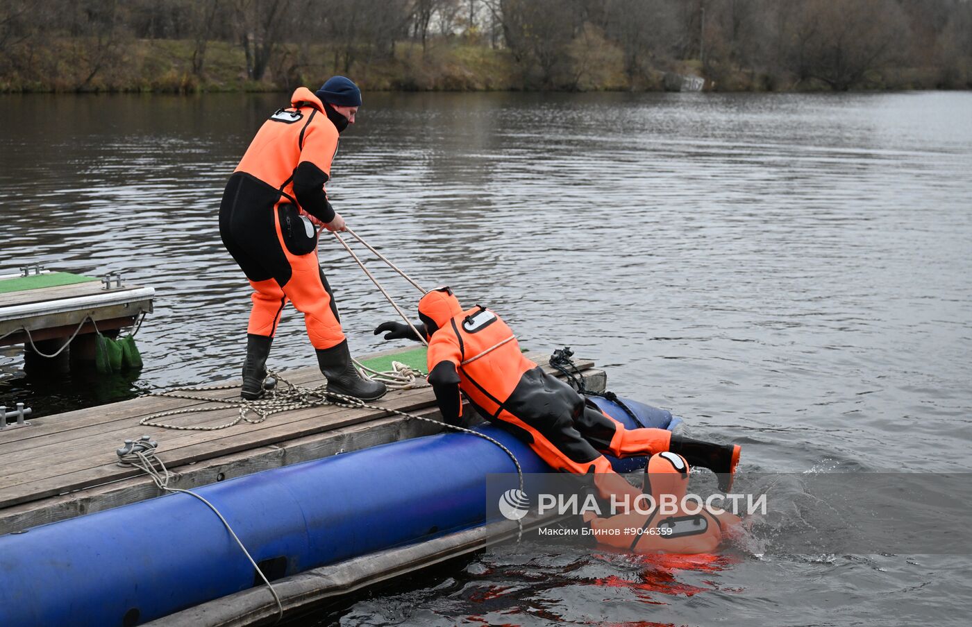 Подготовка спасателей к обеспечению безопасности на водоемах Москвы в зимний период