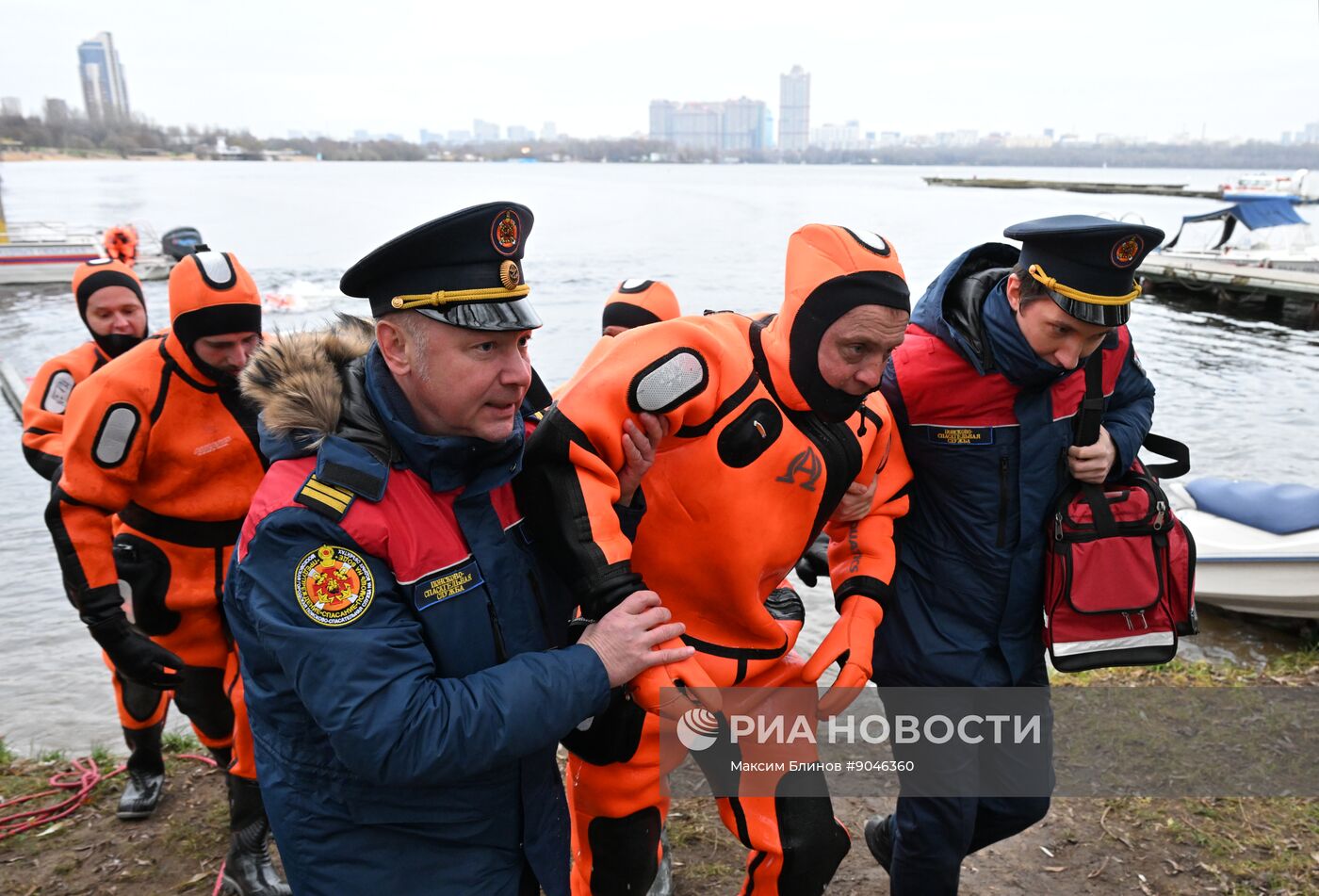 Подготовка спасателей к обеспечению безопасности на водоемах Москвы в зимний период