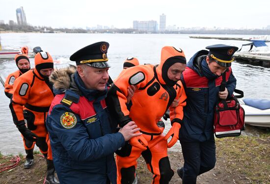 Подготовка спасателей к обеспечению безопасности на водоемах Москвы в зимний период 