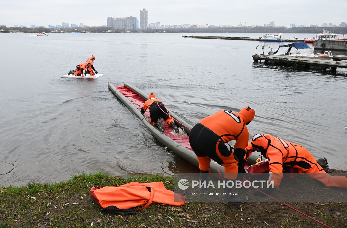 Подготовка спасателей к обеспечению безопасности на водоемах Москвы в зимний период