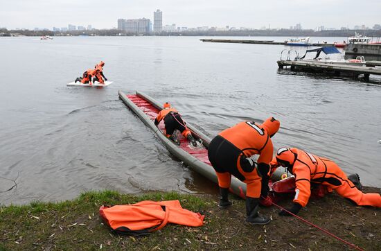 Подготовка спасателей к обеспечению безопасности на водоемах Москвы в зимний период 