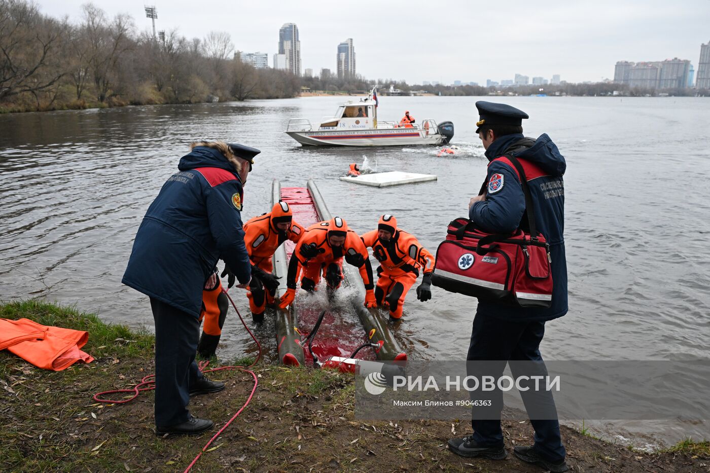 Подготовка спасателей к обеспечению безопасности на водоемах Москвы в зимний период