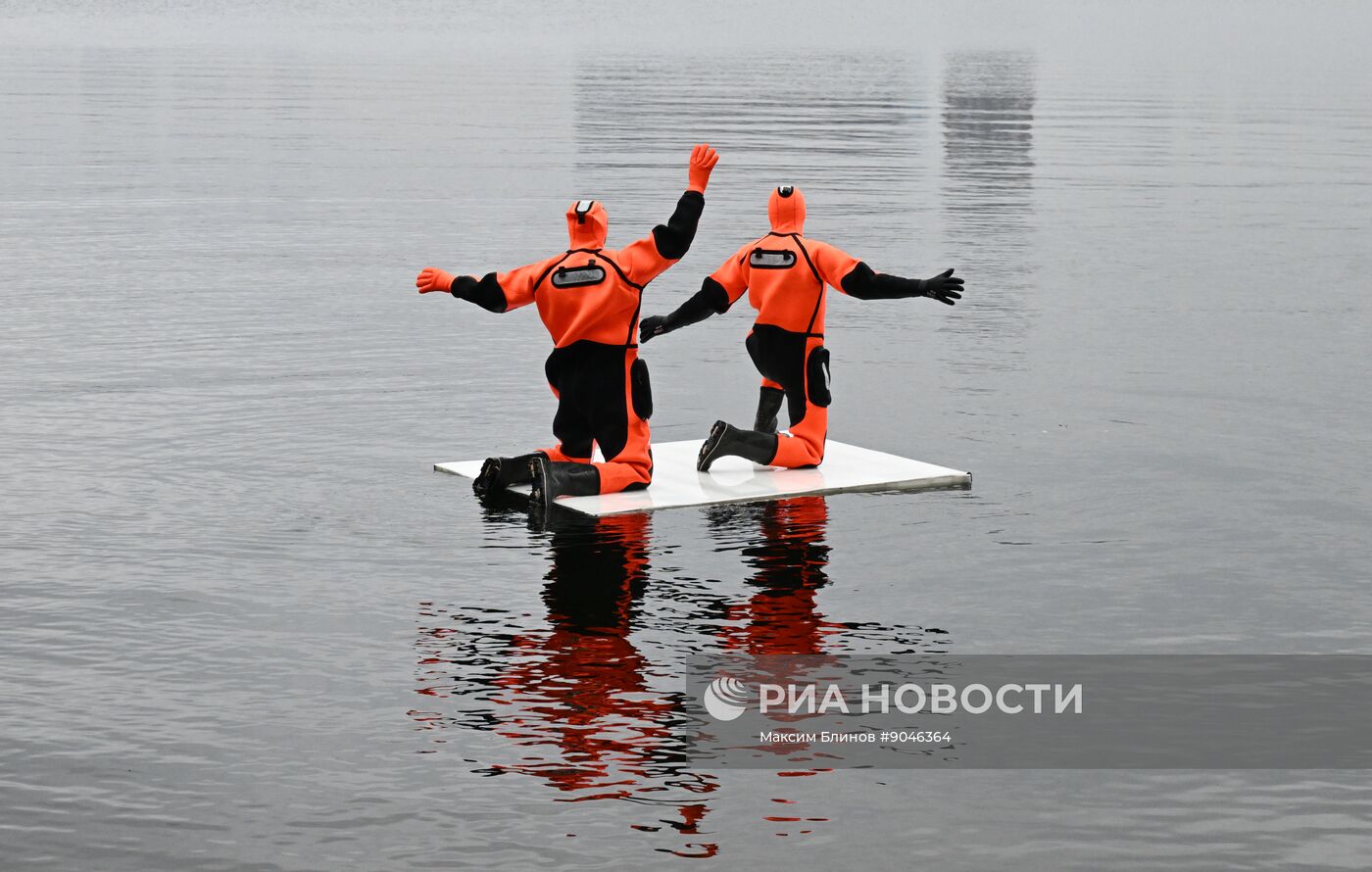 Подготовка спасателей к обеспечению безопасности на водоемах Москвы в зимний период