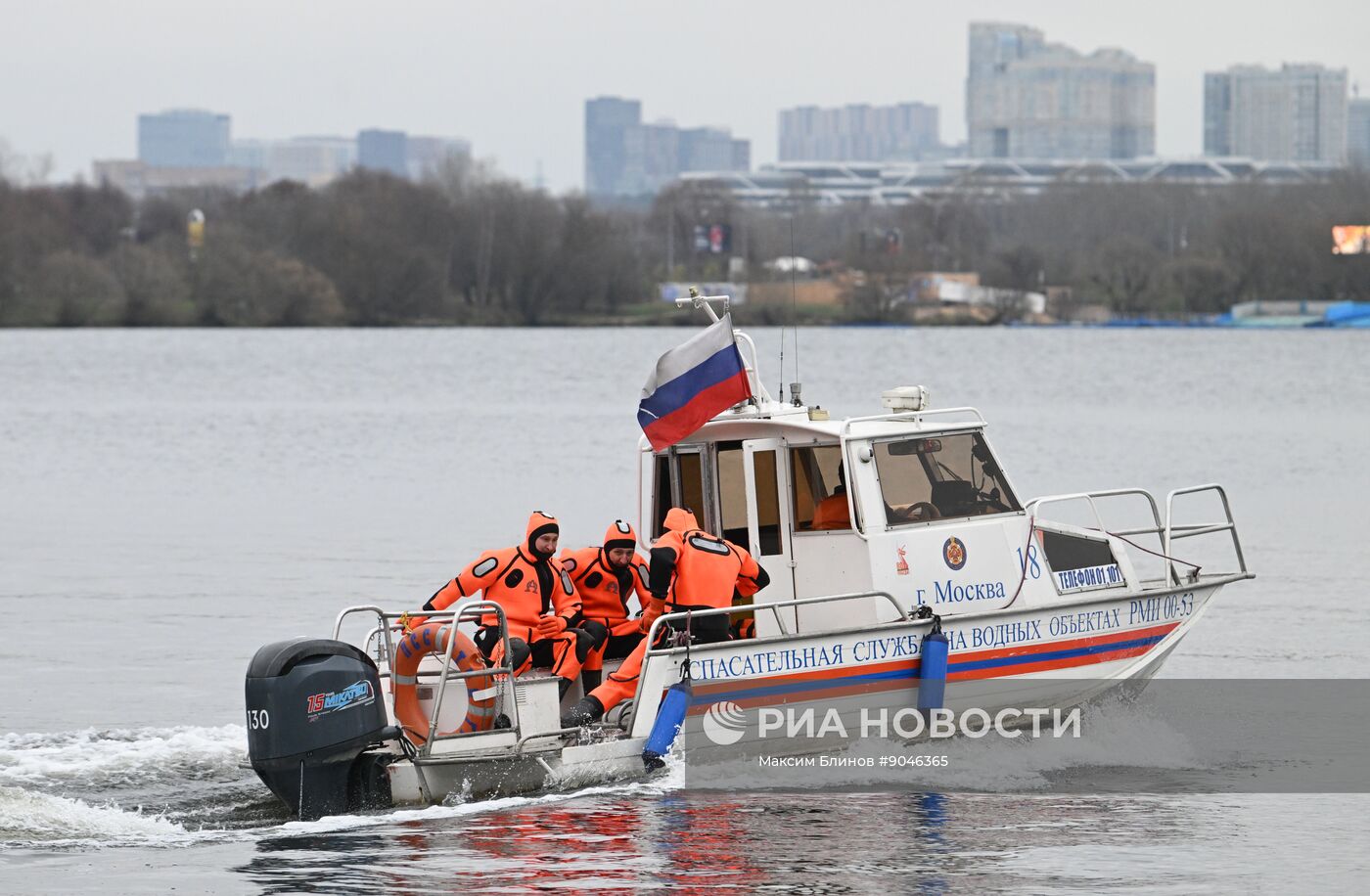 Подготовка спасателей к обеспечению безопасности на водоемах Москвы в зимний период
