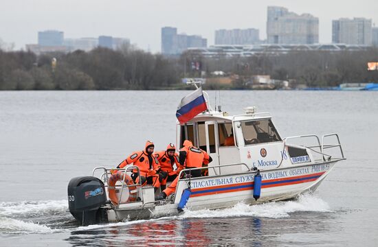 Подготовка спасателей к обеспечению безопасности на водоемах Москвы в зимний период 