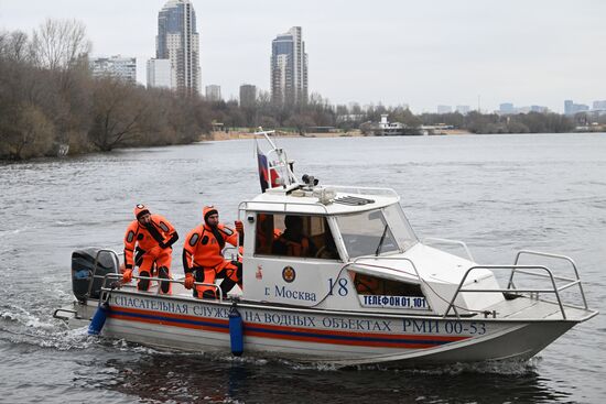 Подготовка спасателей к обеспечению безопасности на водоемах Москвы в зимний период 