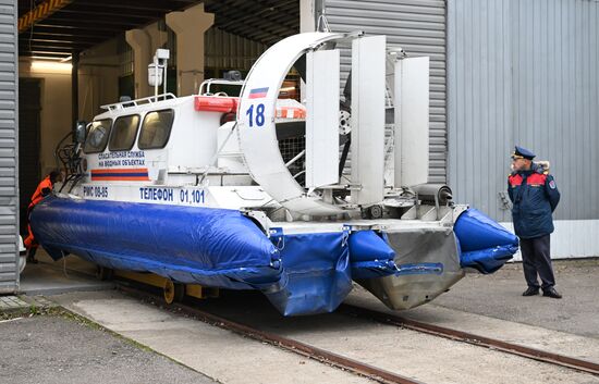 Подготовка спасателей к обеспечению безопасности на водоемах Москвы в зимний период 
