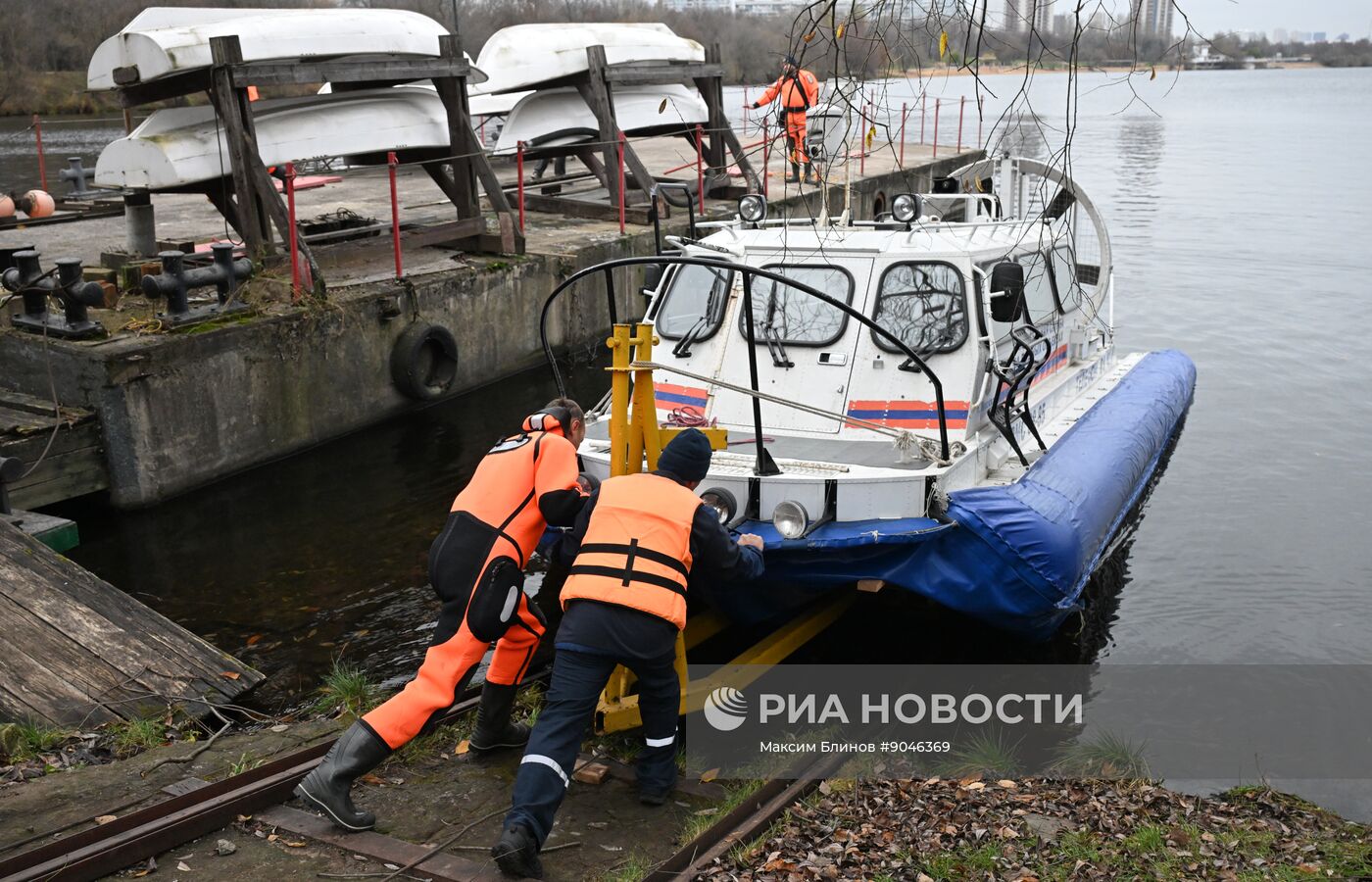 Подготовка спасателей к обеспечению безопасности на водоемах Москвы в зимний период