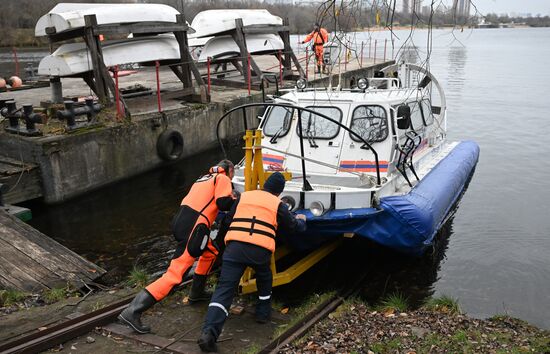 Подготовка спасателей к обеспечению безопасности на водоемах Москвы в зимний период 