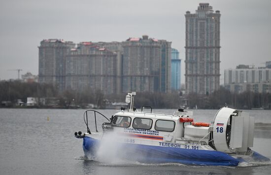 Подготовка спасателей к обеспечению безопасности на водоемах Москвы в зимний период 