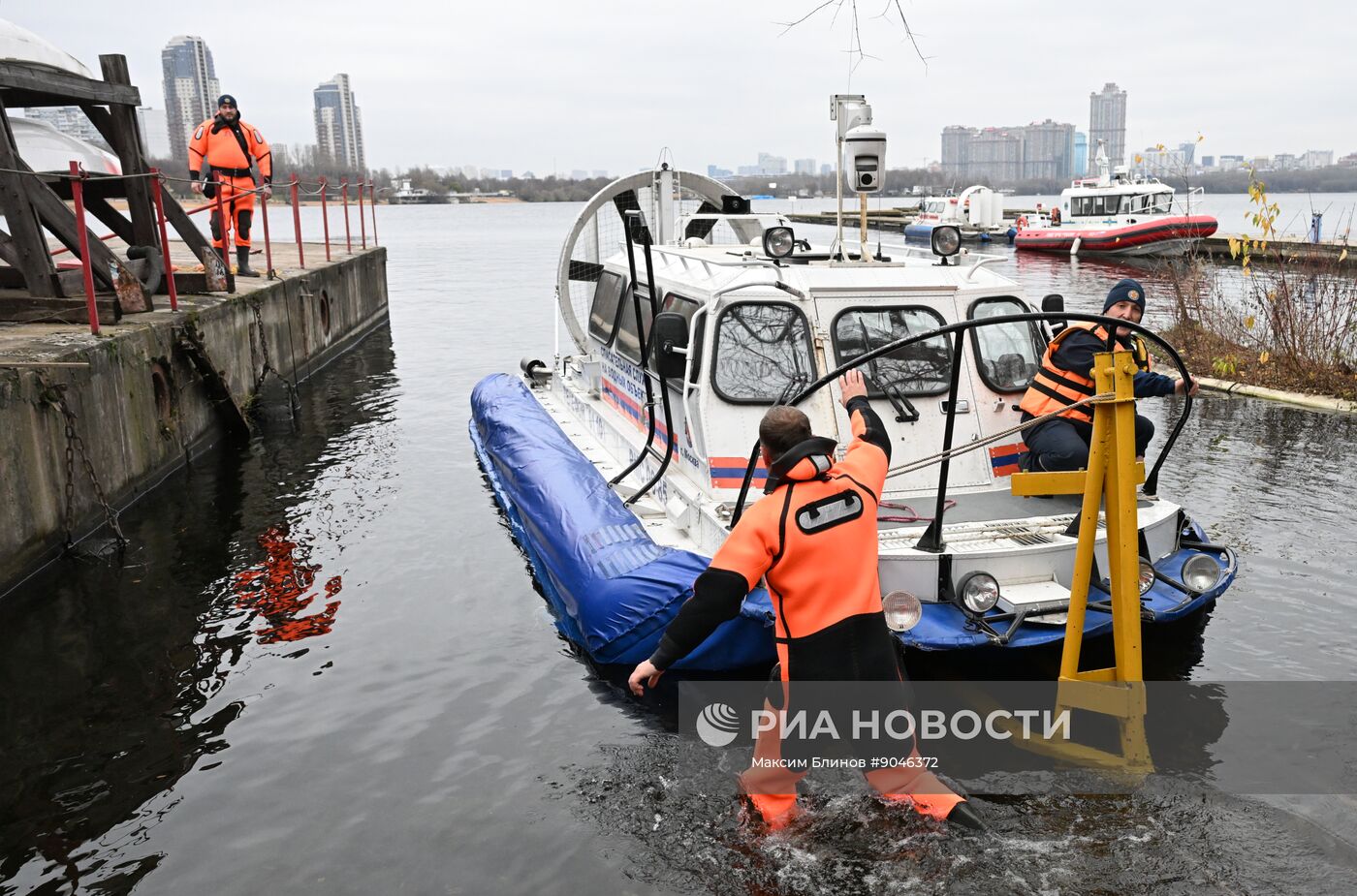 Подготовка спасателей к обеспечению безопасности на водоемах Москвы в зимний период