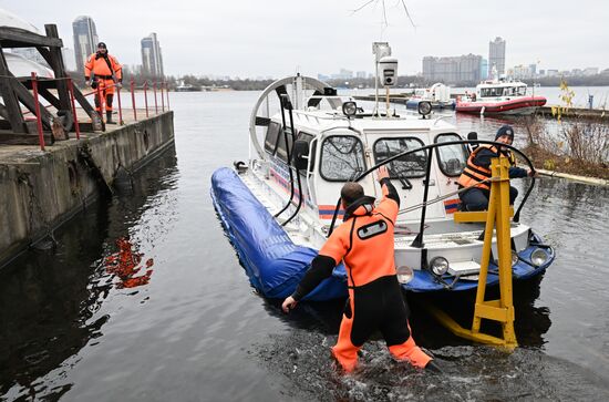 Подготовка спасателей к обеспечению безопасности на водоемах Москвы в зимний период 