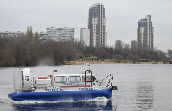 Подготовка спасателей к обеспечению безопасности на водоемах Москвы в зимний период 