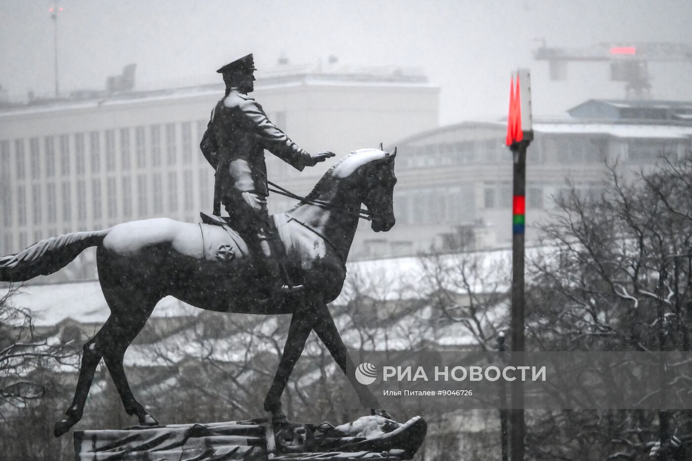 Первый снег в Москве и Санкт-Петербурге