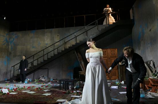 Спектакль "Идиоты" в  МХТ имени А.П. Чехова