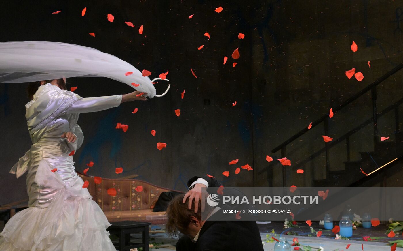 Спектакль "Идиоты" в  МХТ имени А.П. Чехова