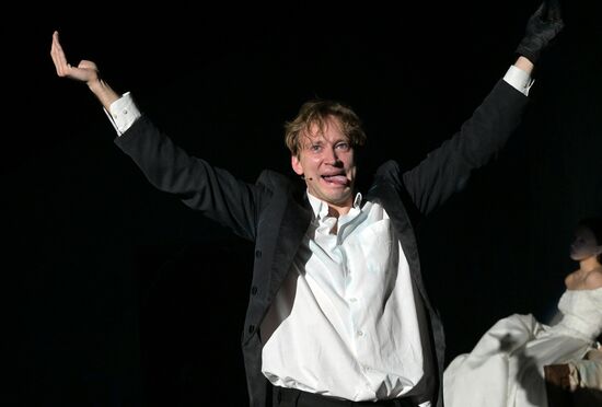 Спектакль "Идиоты" в  МХТ имени А.П. Чехова