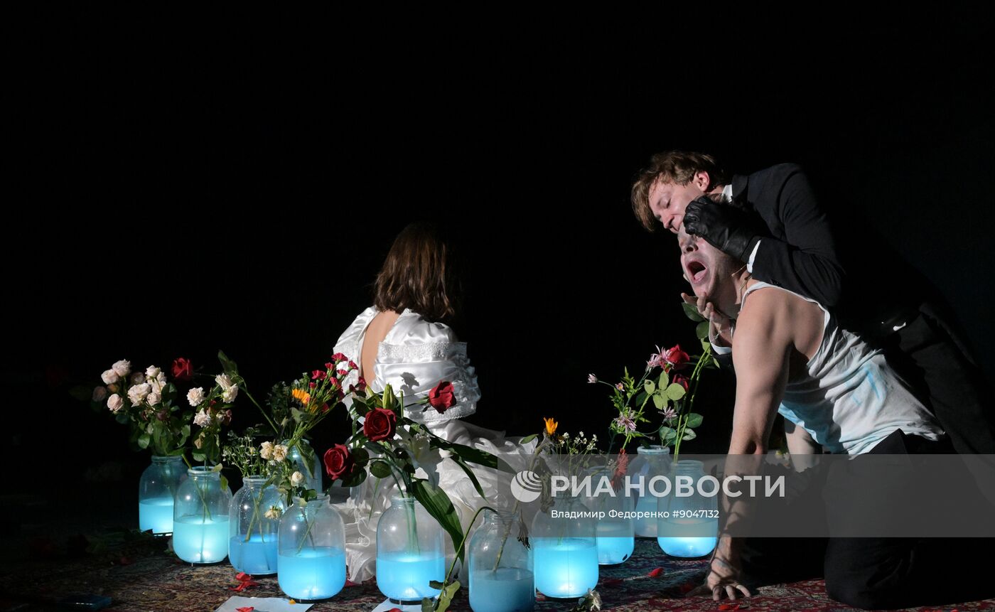 Спектакль "Идиоты" в МХТ имени А.П. Чехова