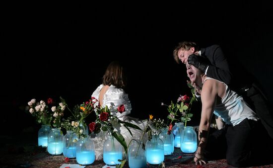 Спектакль "Идиоты" в  МХТ имени А.П. Чехова