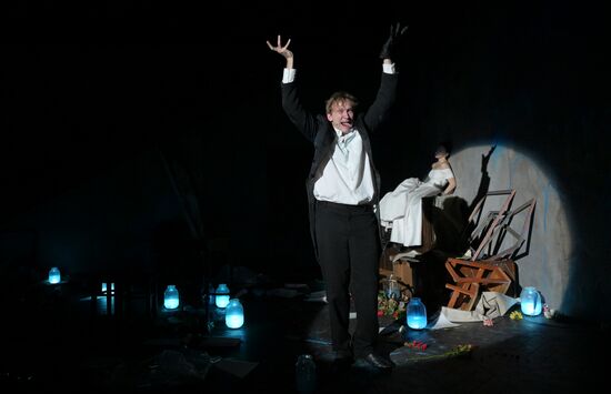 Спектакль "Идиоты" в  МХТ имени А.П. Чехова