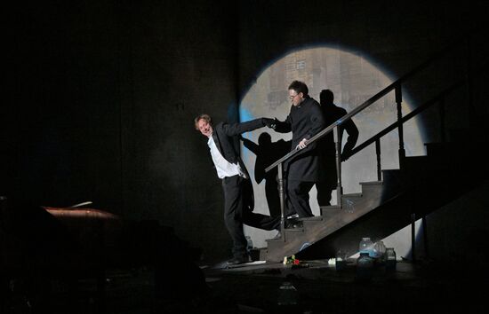 Спектакль "Идиоты" в  МХТ имени А.П. Чехова