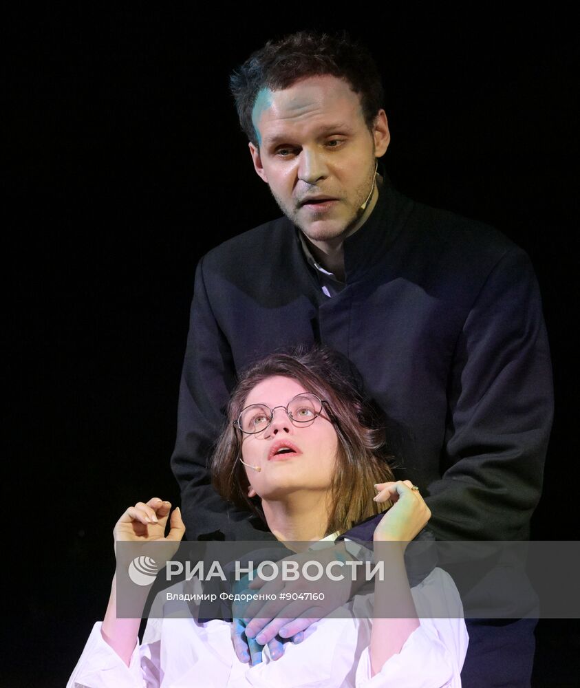 Спектакль "Идиоты" в МХТ имени А.П. Чехова