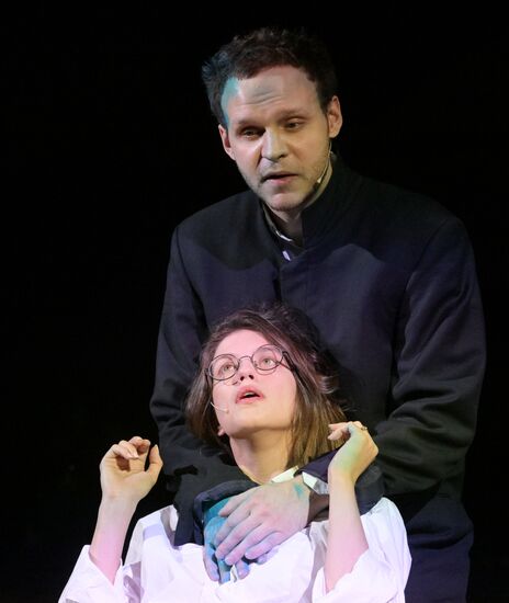 Спектакль "Идиоты" в  МХТ имени А.П. Чехова