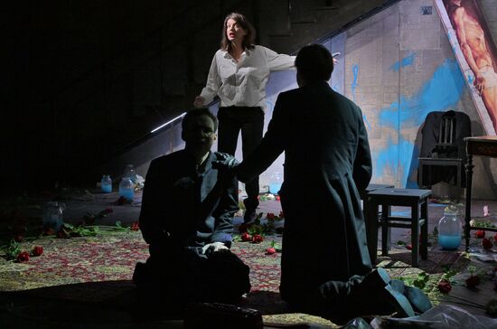 Спектакль "Идиоты" в  МХТ имени А.П. Чехова