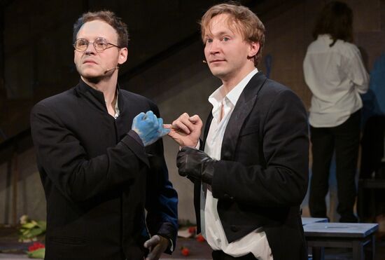 Спектакль "Идиоты" в  МХТ имени А.П. Чехова