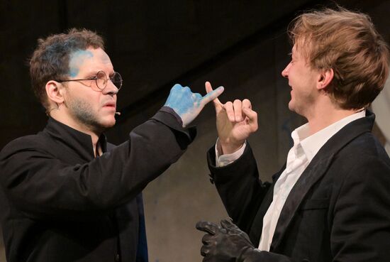 Спектакль "Идиоты" в  МХТ имени А.П. Чехова