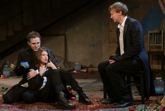 Спектакль "Идиоты" в  МХТ имени А.П. Чехова