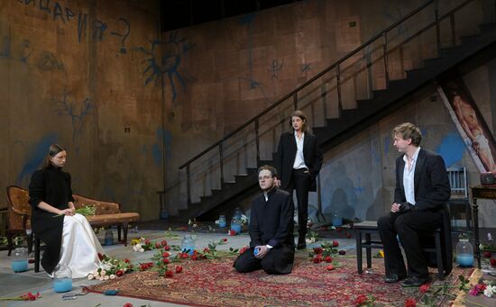 Спектакль "Идиоты" в  МХТ имени А.П. Чехова