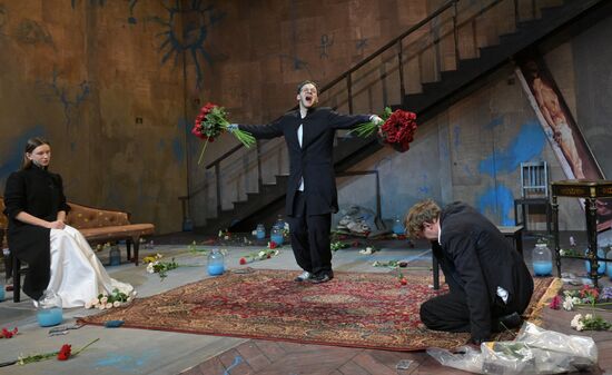 Спектакль "Идиоты" в  МХТ имени А.П. Чехова