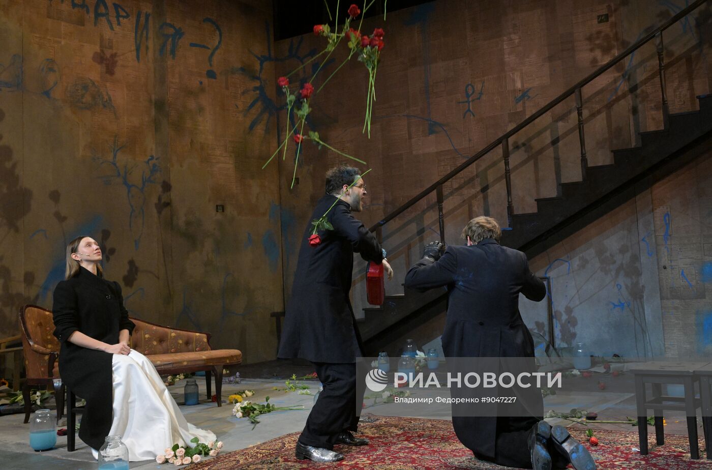 Спектакль "Идиоты" в  МХТ имени А.П. Чехова