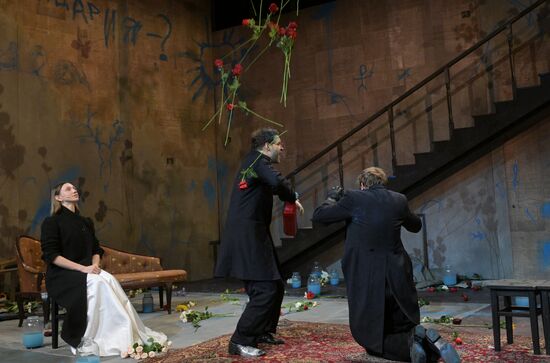 Спектакль "Идиоты" в  МХТ имени А.П. Чехова