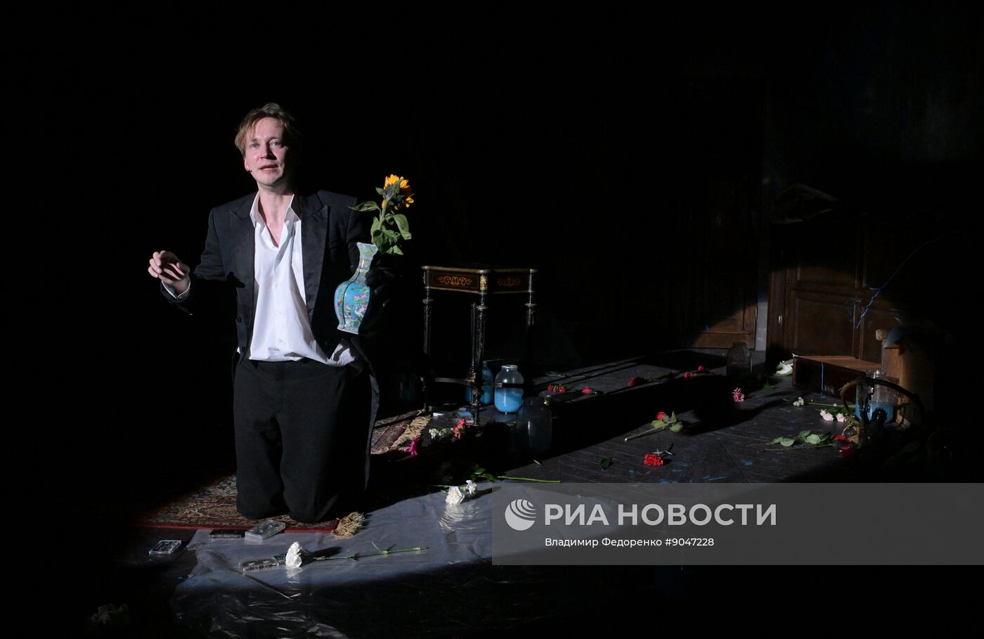 Спектакль "Идиоты" в  МХТ имени А.П. Чехова