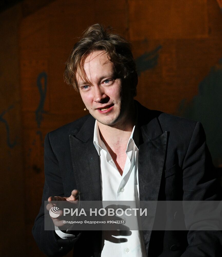 Спектакль "Идиоты" в  МХТ имени А.П. Чехова