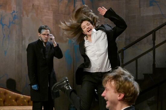 Спектакль "Идиоты" в  МХТ имени А.П. Чехова