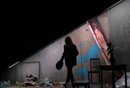 Спектакль "Идиоты" в  МХТ имени А.П. Чехова