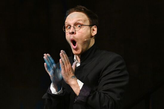 Спектакль "Идиоты" в  МХТ имени А.П. Чехова