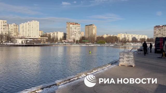 Водолазы обследуют пруд в Москве, где нашли фрагмент тела ребенка