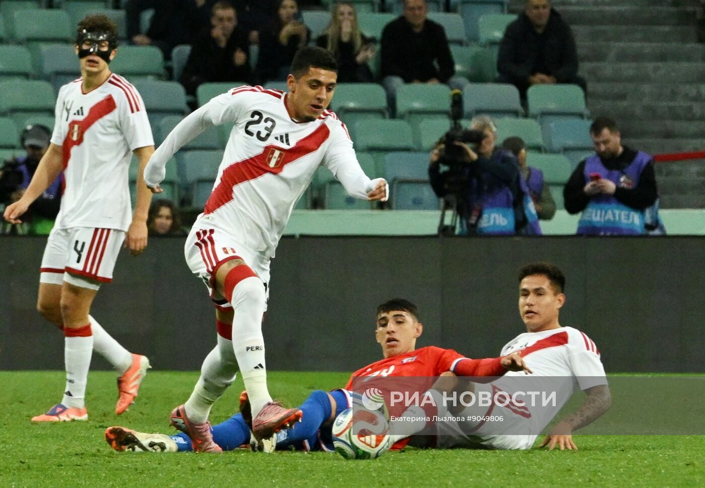 Товарищеский матч по футболу между сборными Чили и Перу