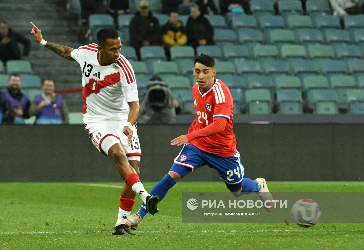 Товарищеский матч по футболу между сборными Чили и Перу