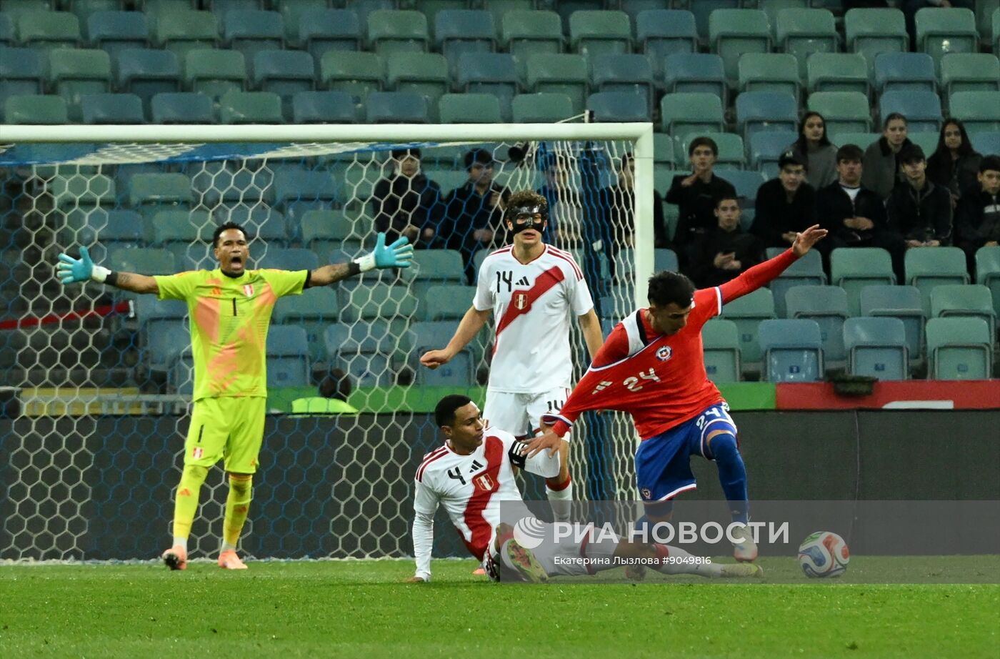 Товарищеский матч по футболу между сборными Чили и Перу